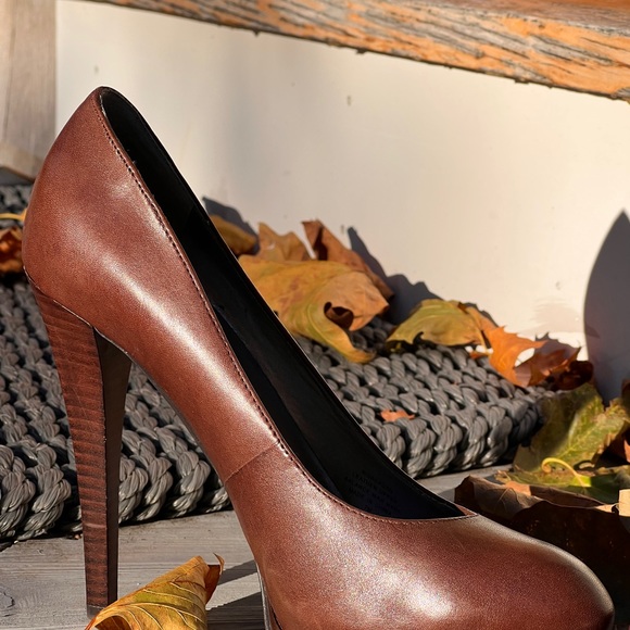 Guess WGREAGAN - Rich Burnished Brown Leather Wood-tone Platform 5” Heels pumps - Picture 9 of 14